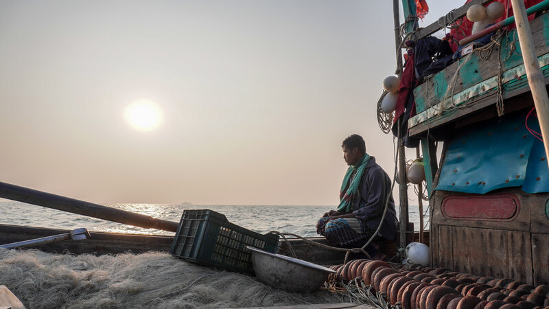 The tales of fishermen venturing into the sea are varied. Sometimes, dark clouds cover the sky, while at other times, the sun shines bright. This is a story of survival against countless challenges.